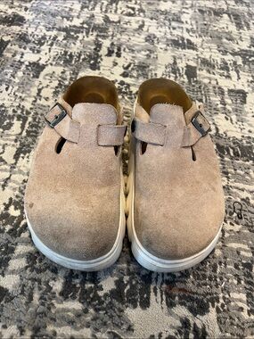 Kids Suede Clog Shoes in Taupe